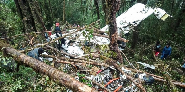 Endonezya’da düşen uçağın enkazına ulaşıldı